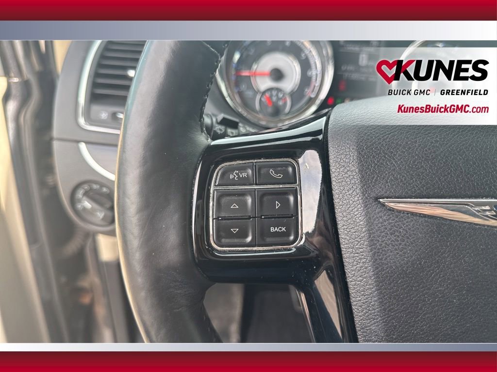 Used 2014 Chrysler Town & Country Touring-L FWD image 21