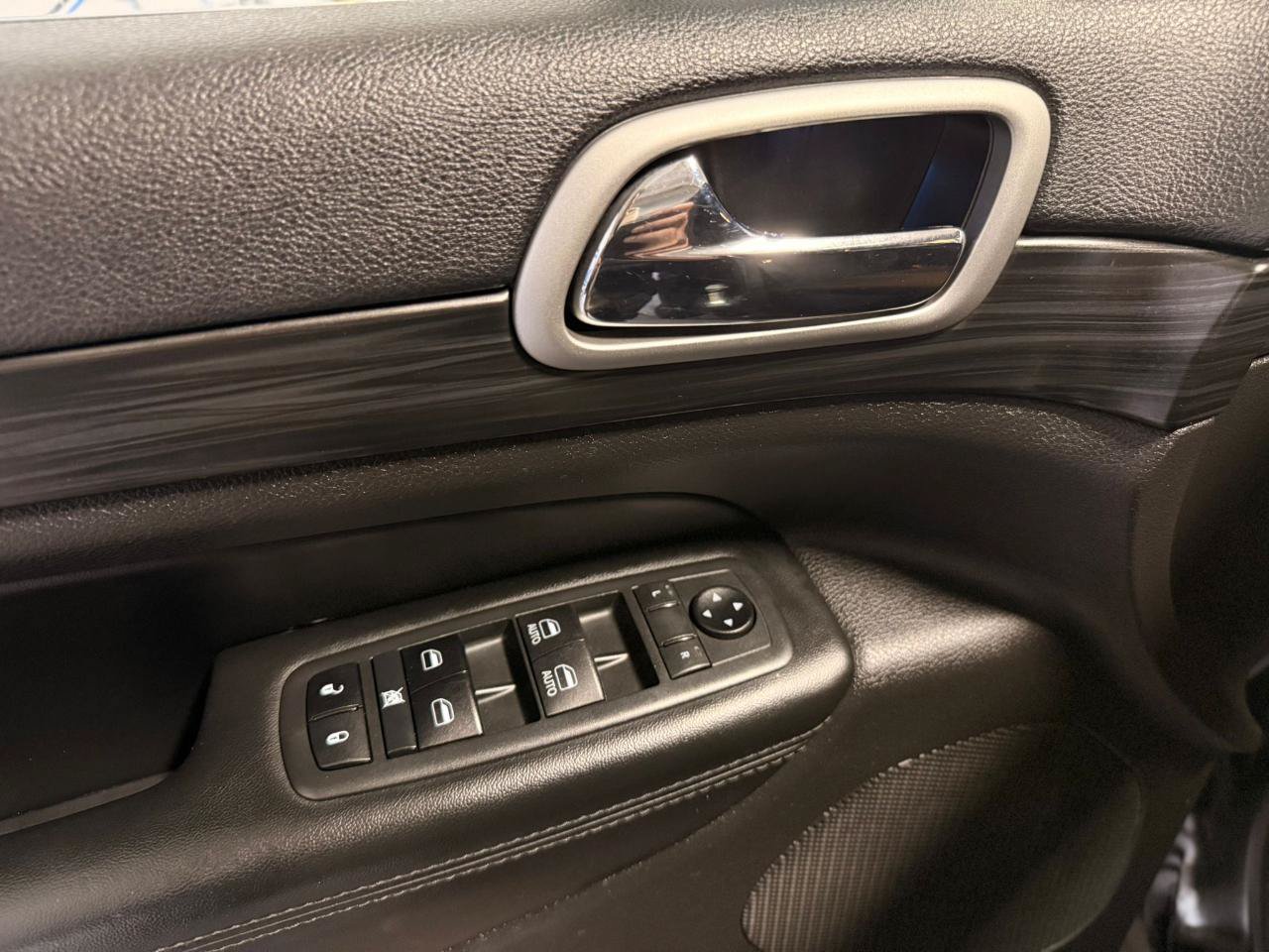 Used 2019 Jeep Grand Cherokee Laredo AWD/4WD image 13