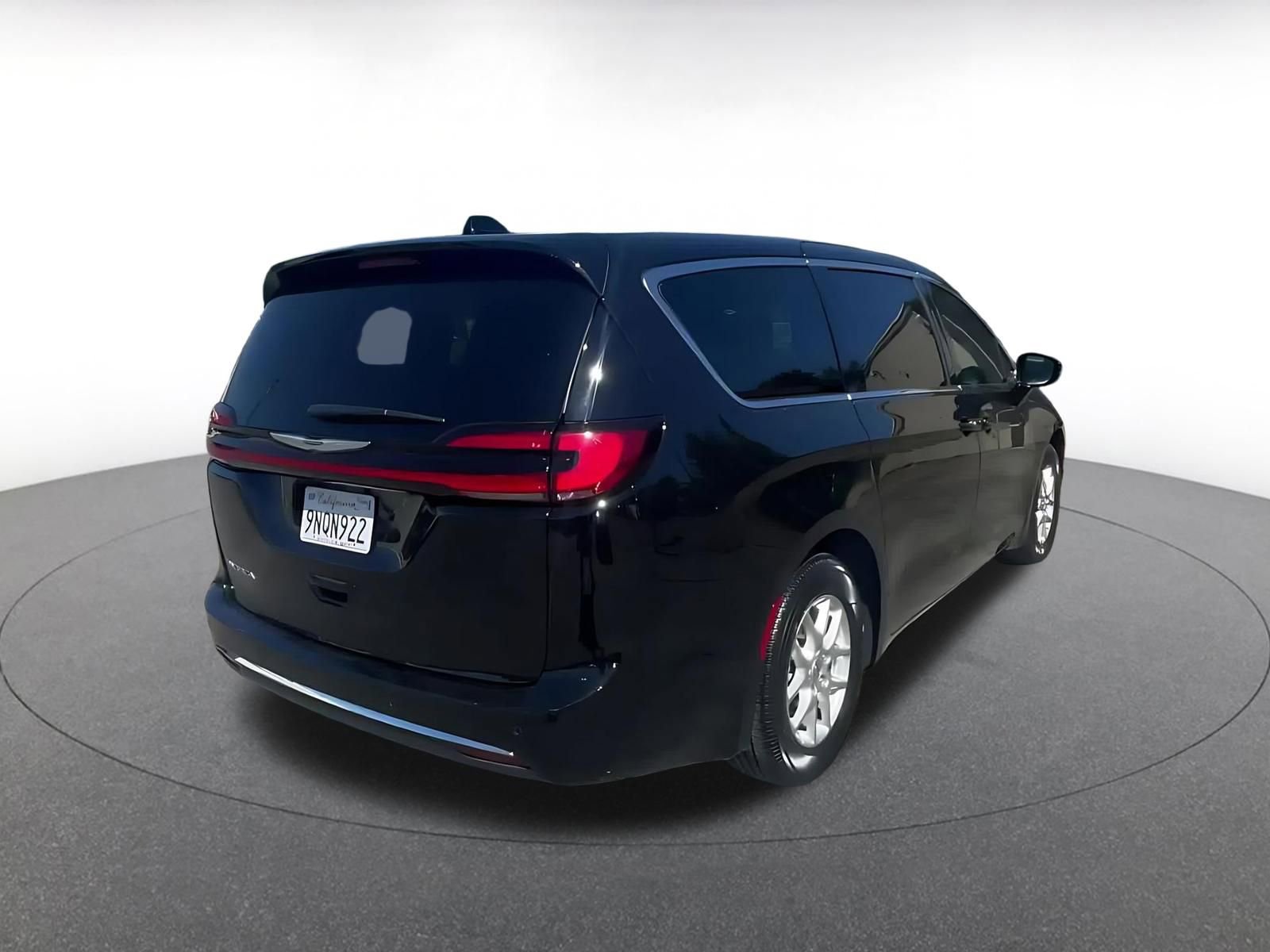 Used 2025 Chrysler Pacifica Select image 15