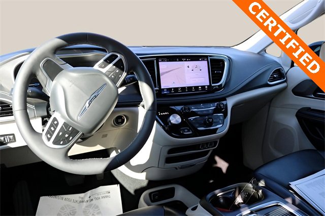Used 2024 Chrysler Pacifica Select image 14
