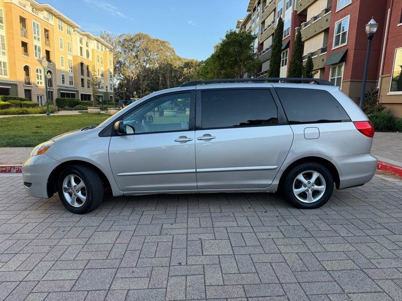 Used 2010 Toyota Sienna LE FWD image 4