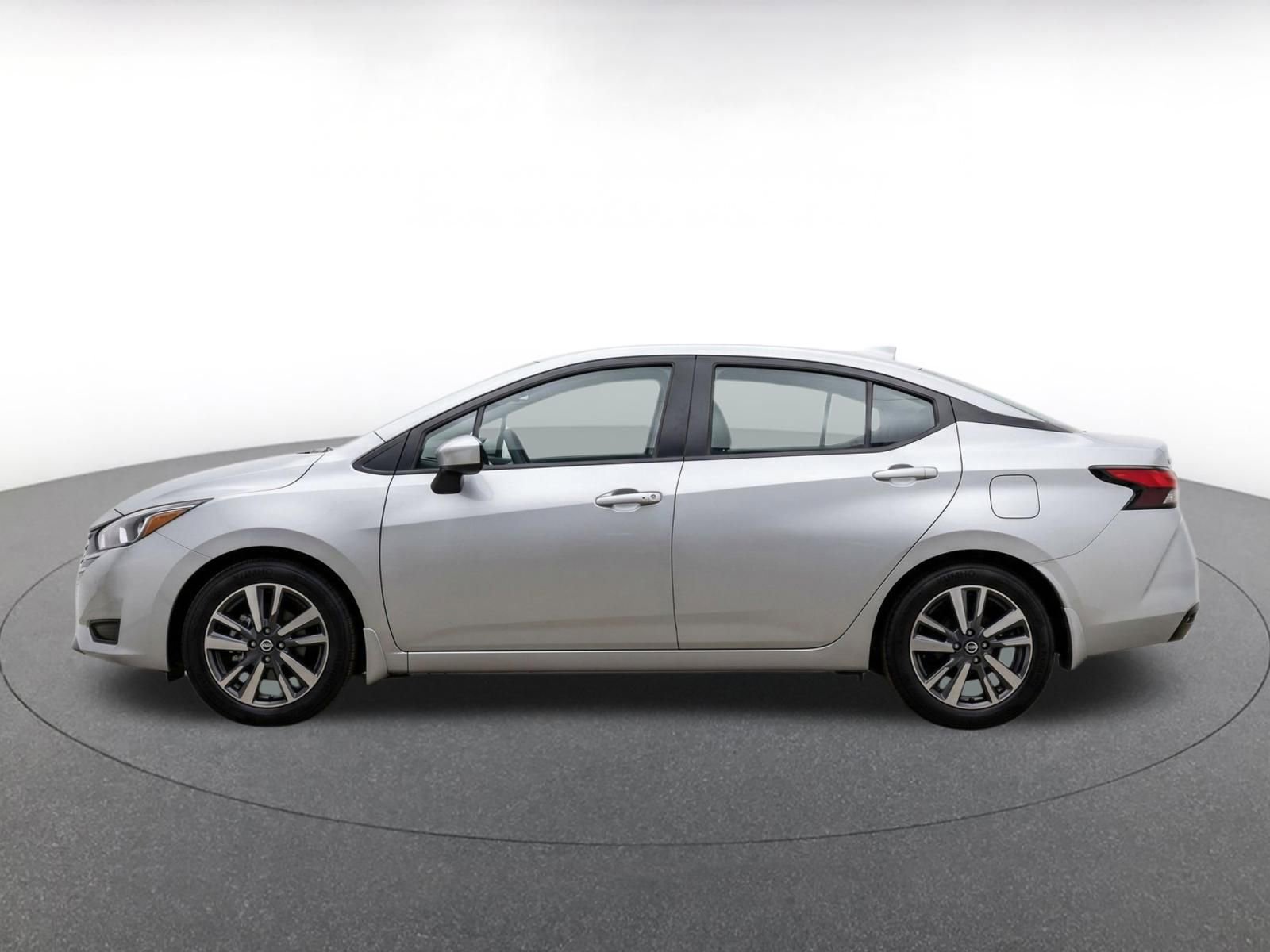 Used 2025 Nissan Versa SV FWD image 4