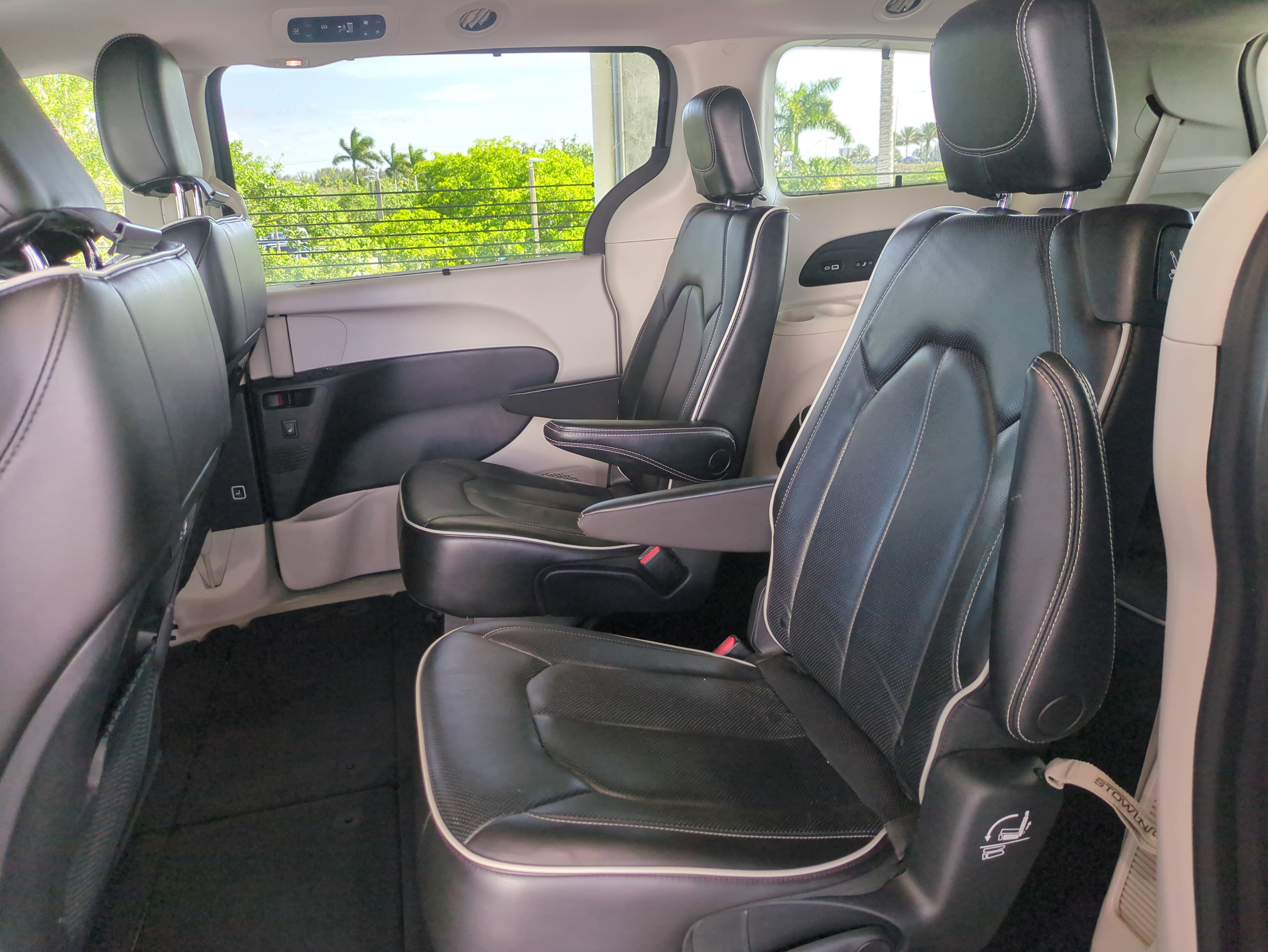 Used 2022 Chrysler Pacifica Limited FWD image 15