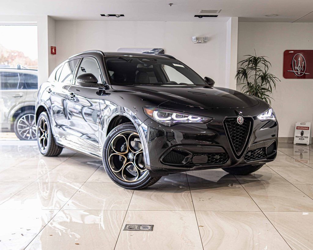 New 2025 Alfa Romeo Stelvio Sprint image 5