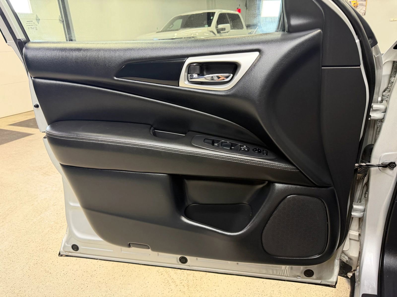 Used 2020 Nissan Pathfinder S AWD/4WD image 38