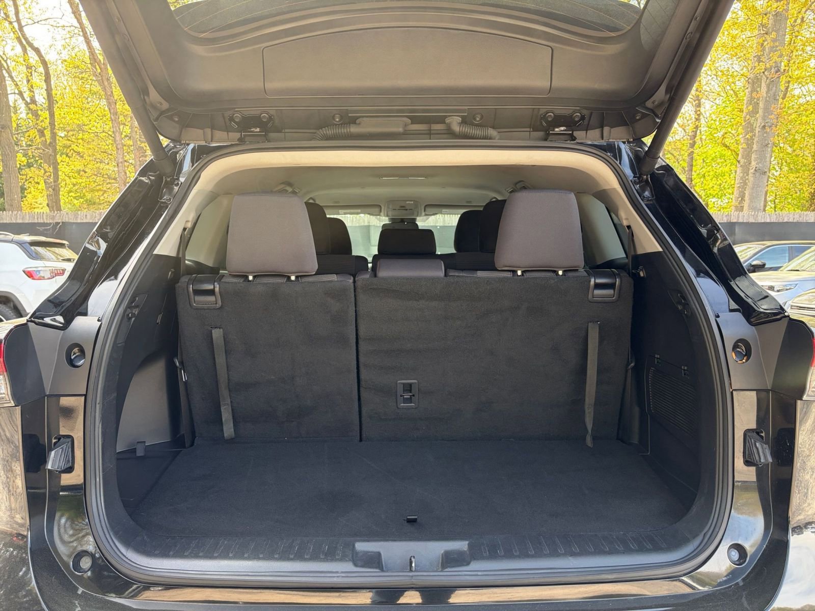 Used 2025 Toyota Highlander LE FWD image 33