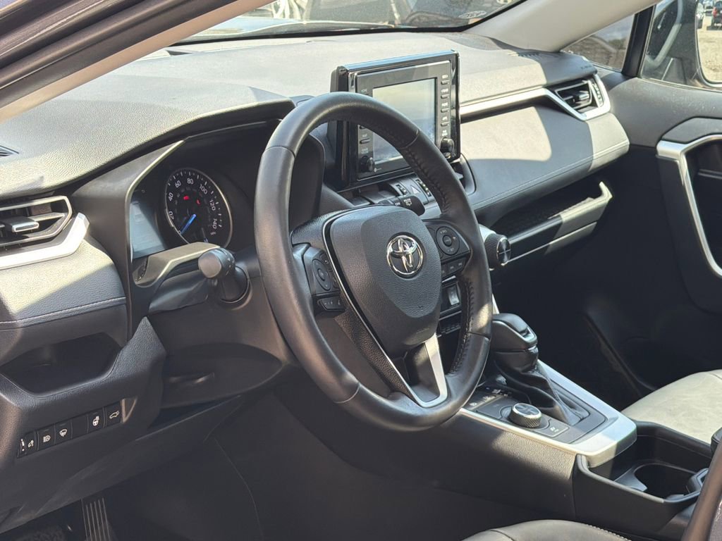 Used 2021 Toyota RAV4 XLE Premium image 17