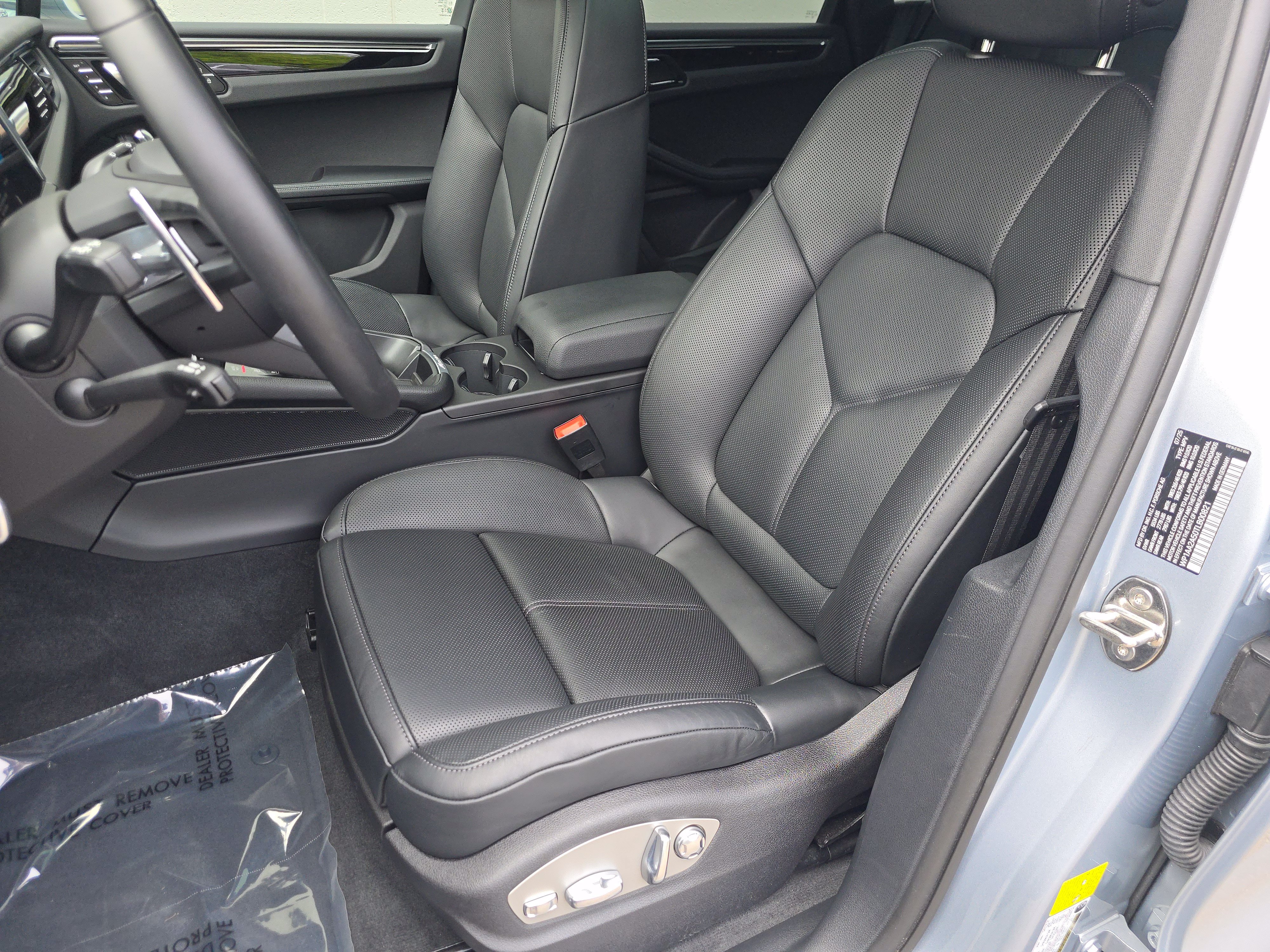 Certified 2026 Porsche Macan AWD/4WD image 5