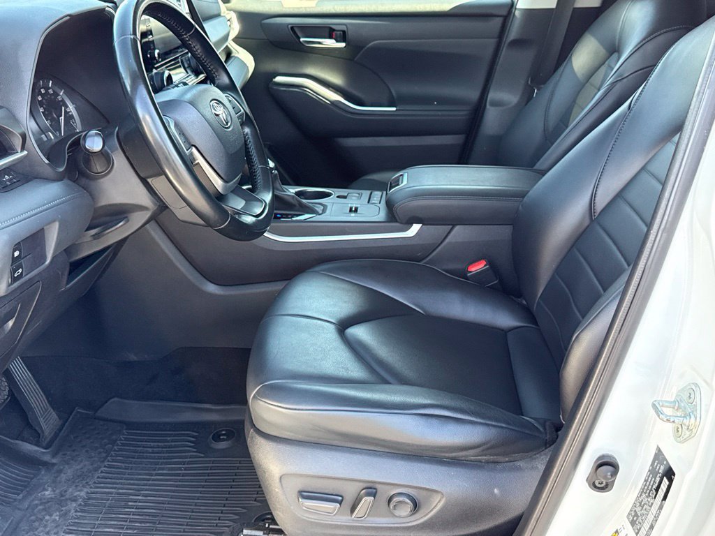 Used 2022 Toyota Highlander XLE FWD image 19