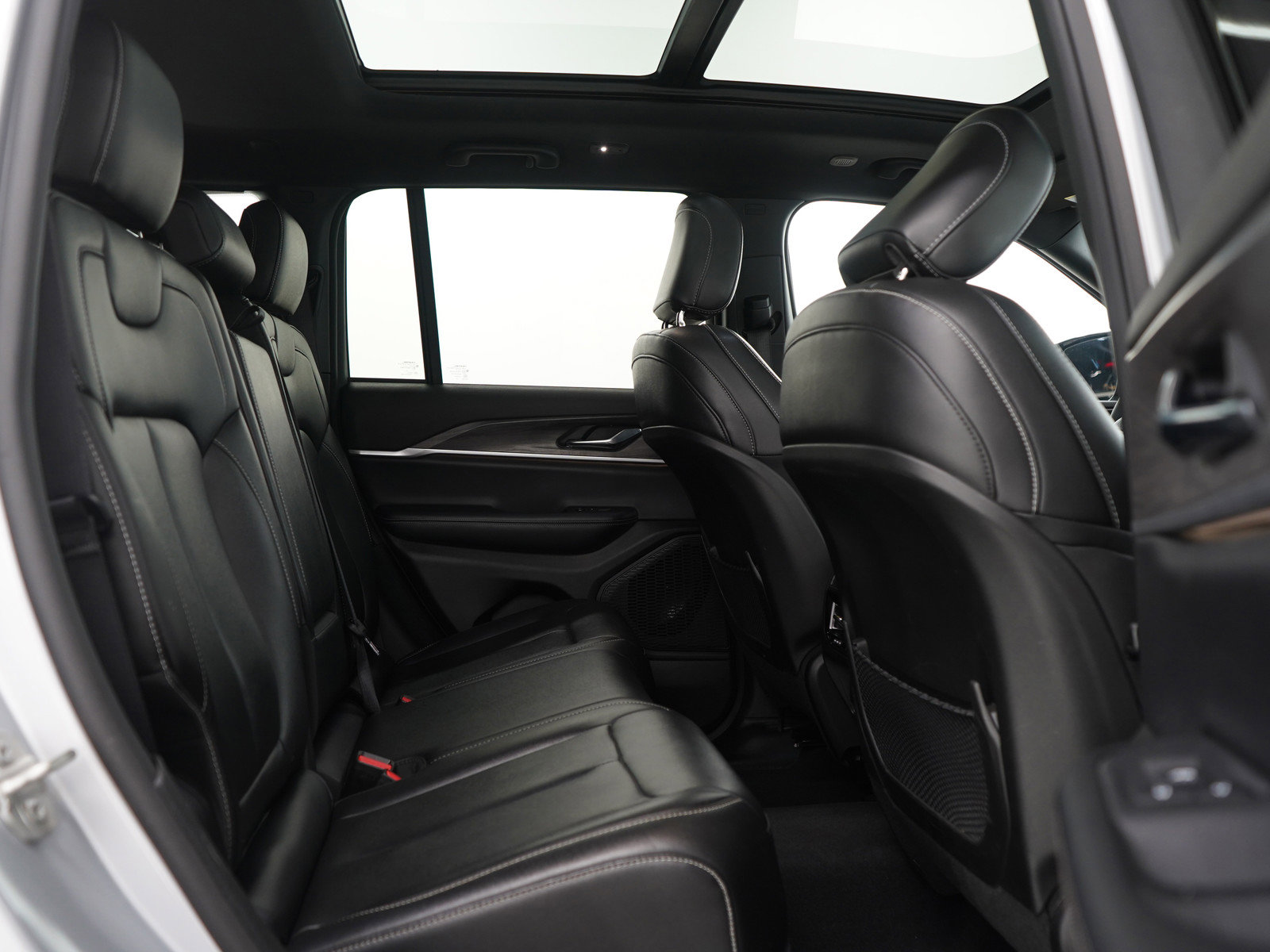 Used 2024 Jeep Grand Cherokee Limited image 12