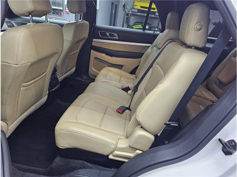 Used 2016 Ford Explorer XLT w/ Equipment Group 202A image 11