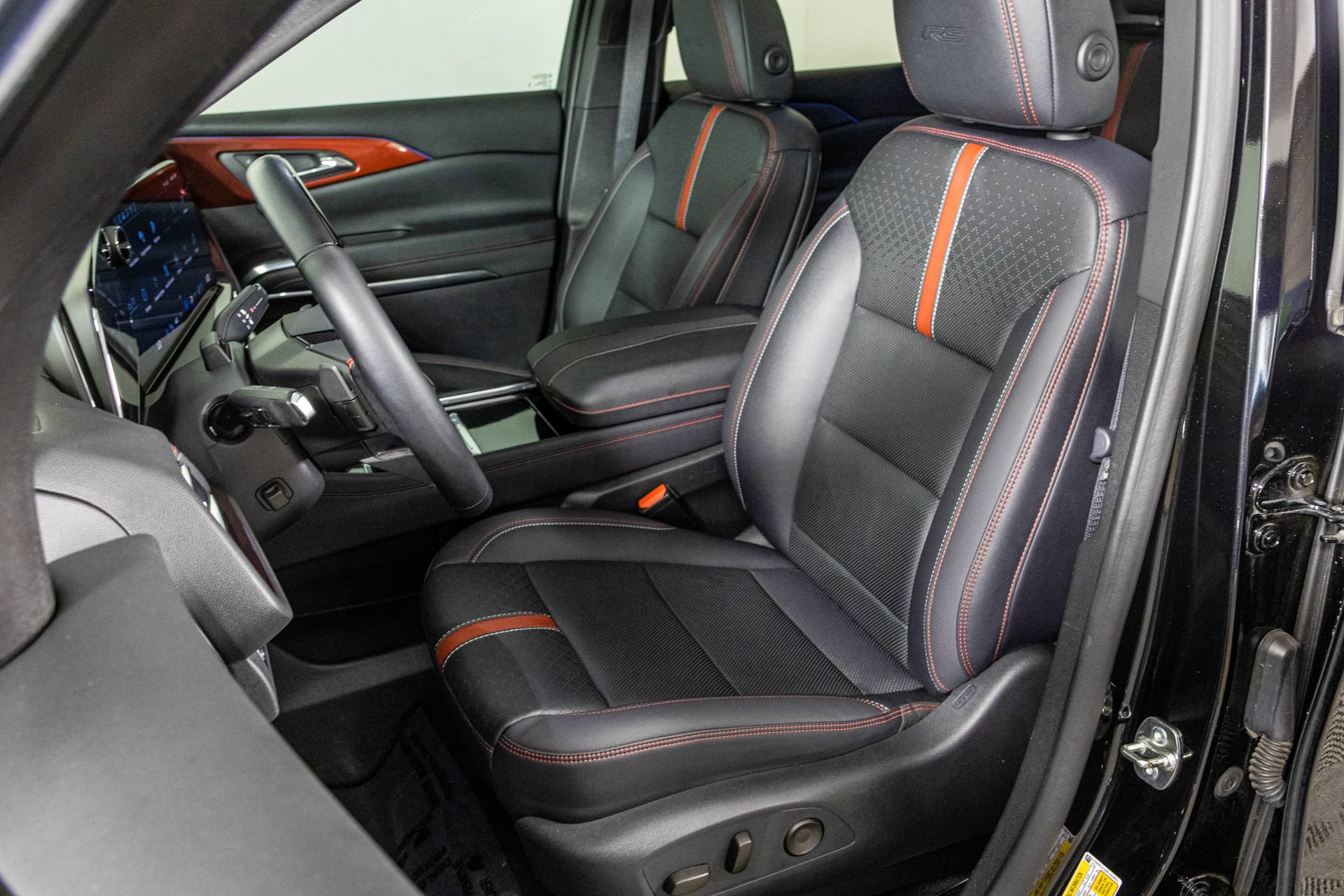 Used 2024 Chevrolet Traverse RS FWD image 28