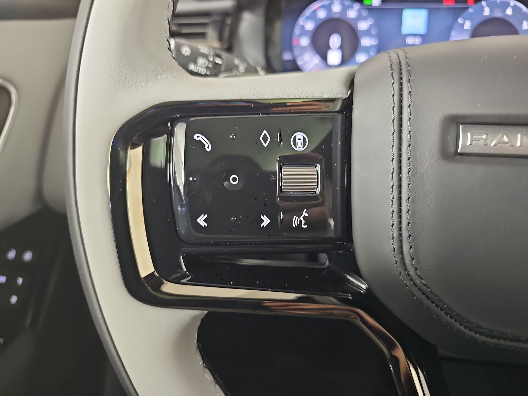 New 2026 Land Rover Range Rover Velar Dynamic SE image 16