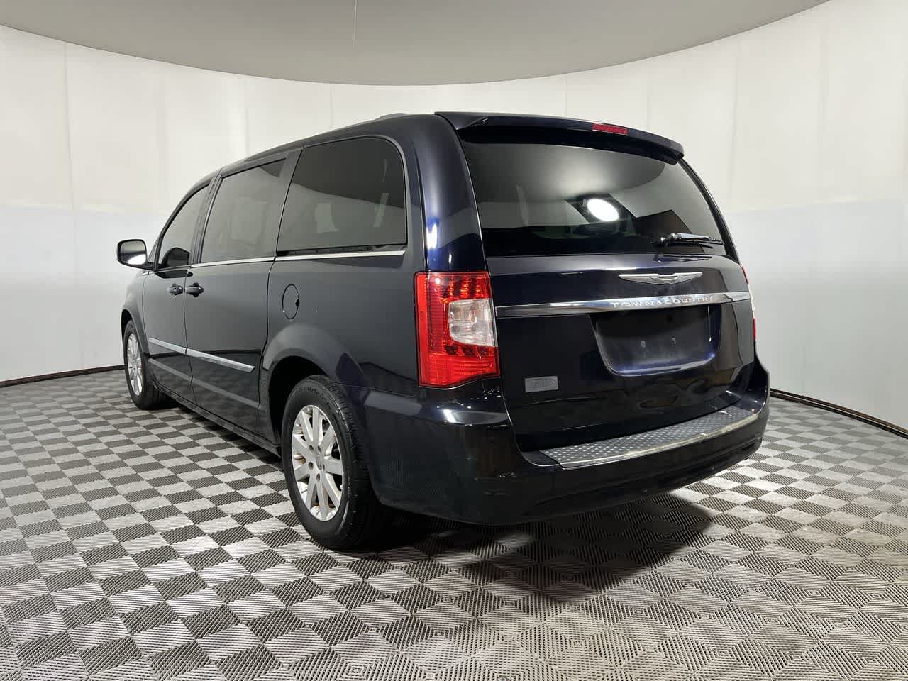 Used 2011 Chrysler Town & Country Touring-L w/ Entertainment Group #2 FWD image 6