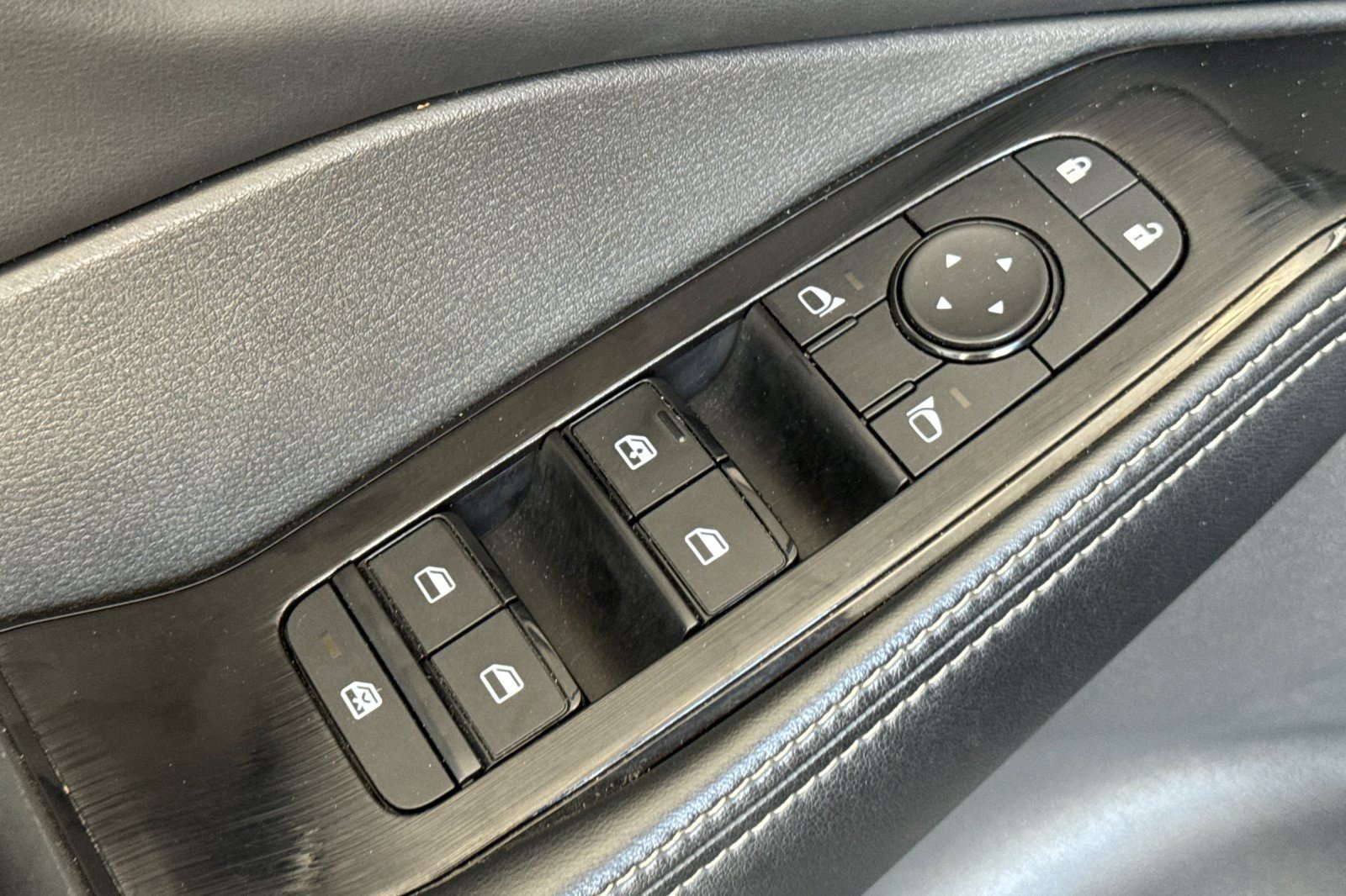 Used 2025 Nissan Rogue SV AWD/4WD image 14