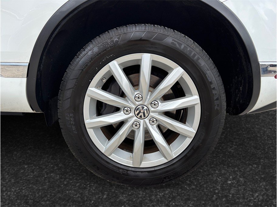 Used 2017 Volkswagen Touareg Sport AWD/4WD image 15