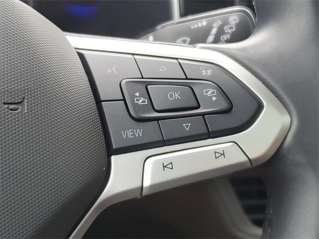 Certified 2025 Volkswagen Taos SE image 29