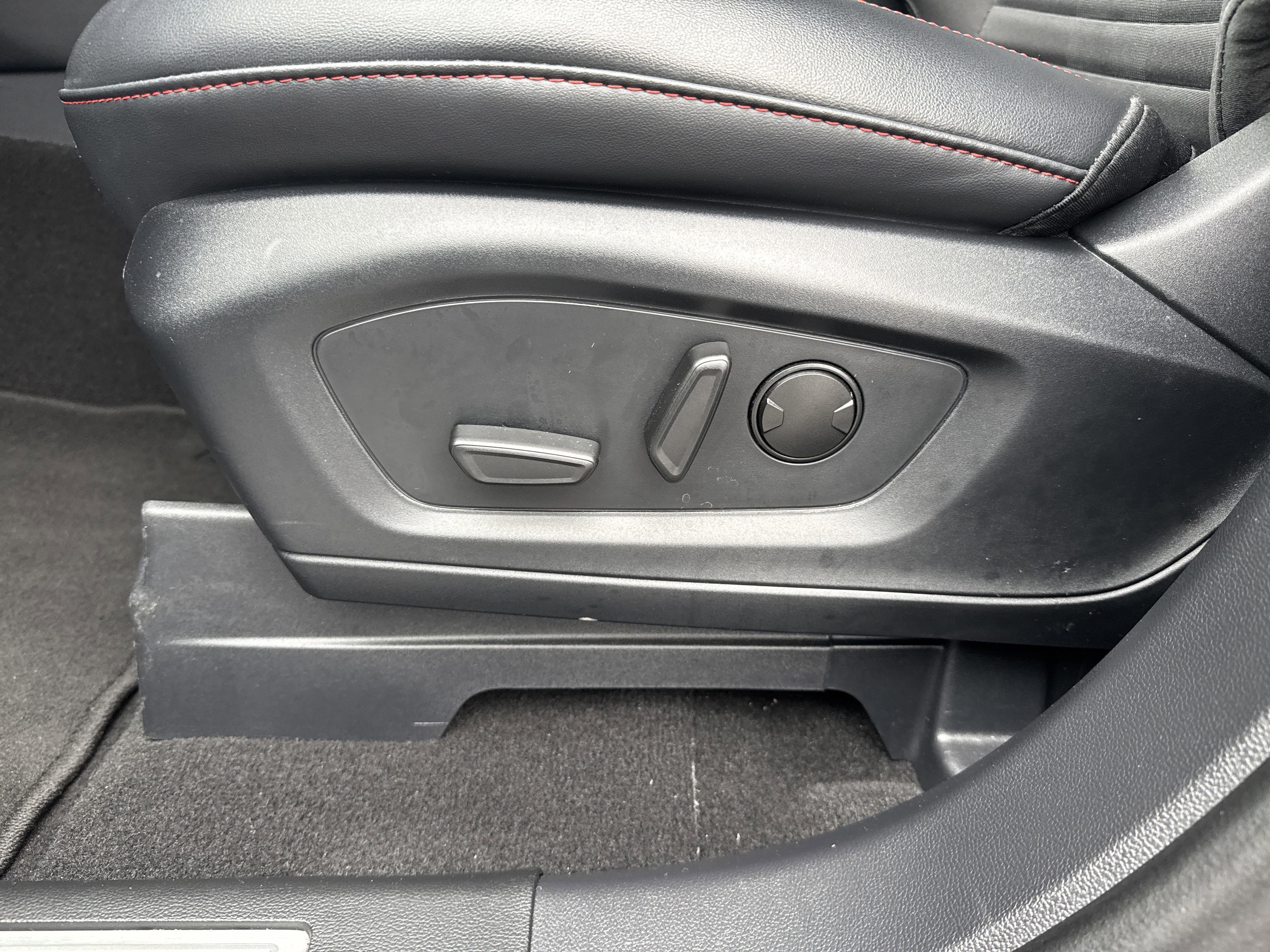 Used 2025 Ford Explorer ST-Line w/ ST-Line Street Pack image 25