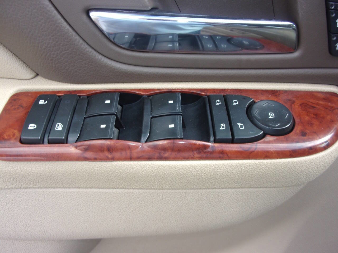 Used 2013 Chevrolet Suburban LTZ AWD/4WD image 10