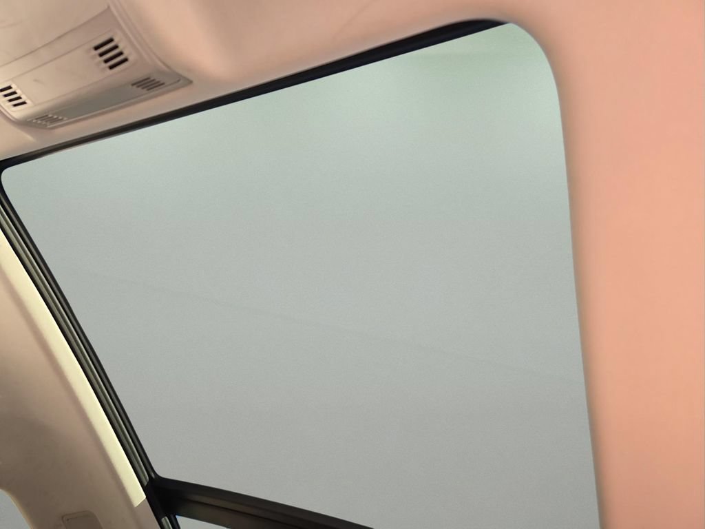 Used 2019 Volkswagen Tiguan SE w/ Panoramic Sunroof Package AWD/4WD image 14