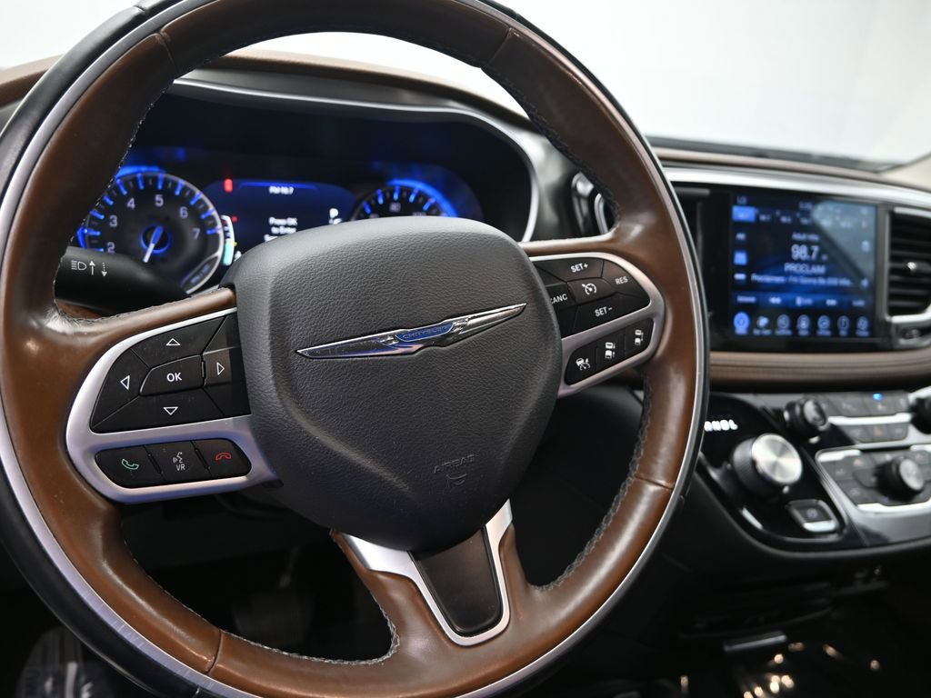 Used 2017 Chrysler Pacifica Limited FWD image 19