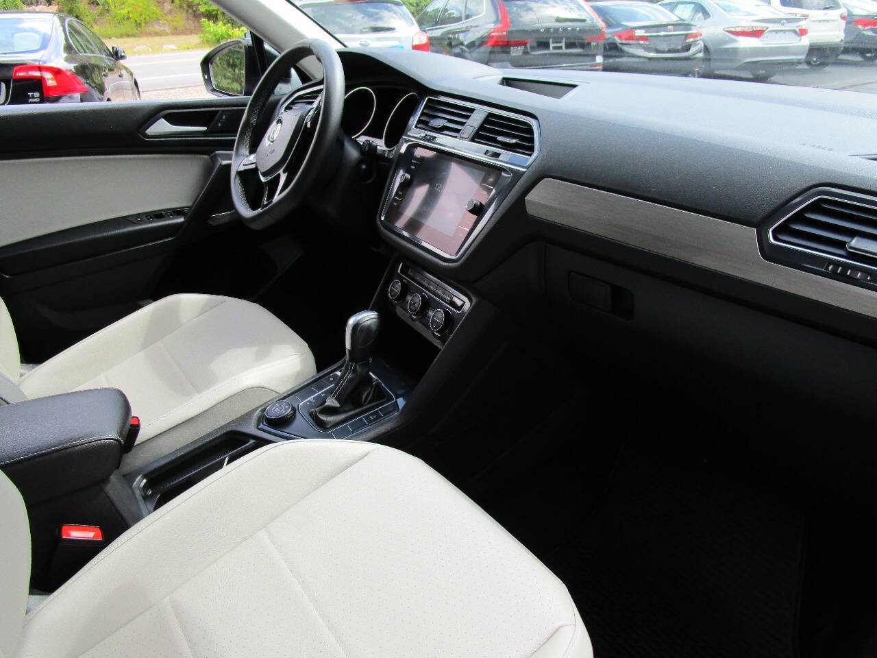 Used 2021 Volkswagen Tiguan SE image 9