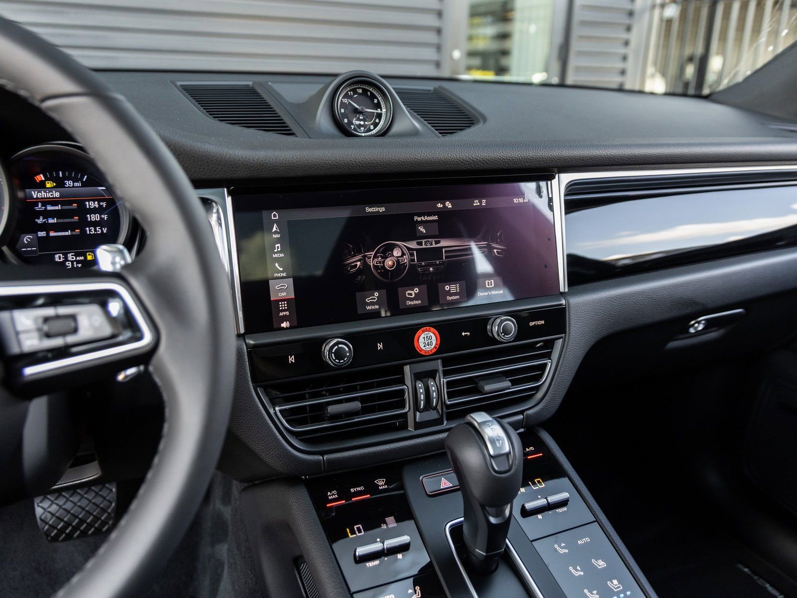 Certified 2025 Porsche Macan image 24