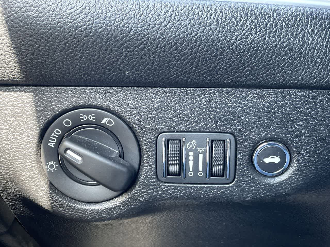 Used 2022 Dodge Challenger SXT RWD image 25
