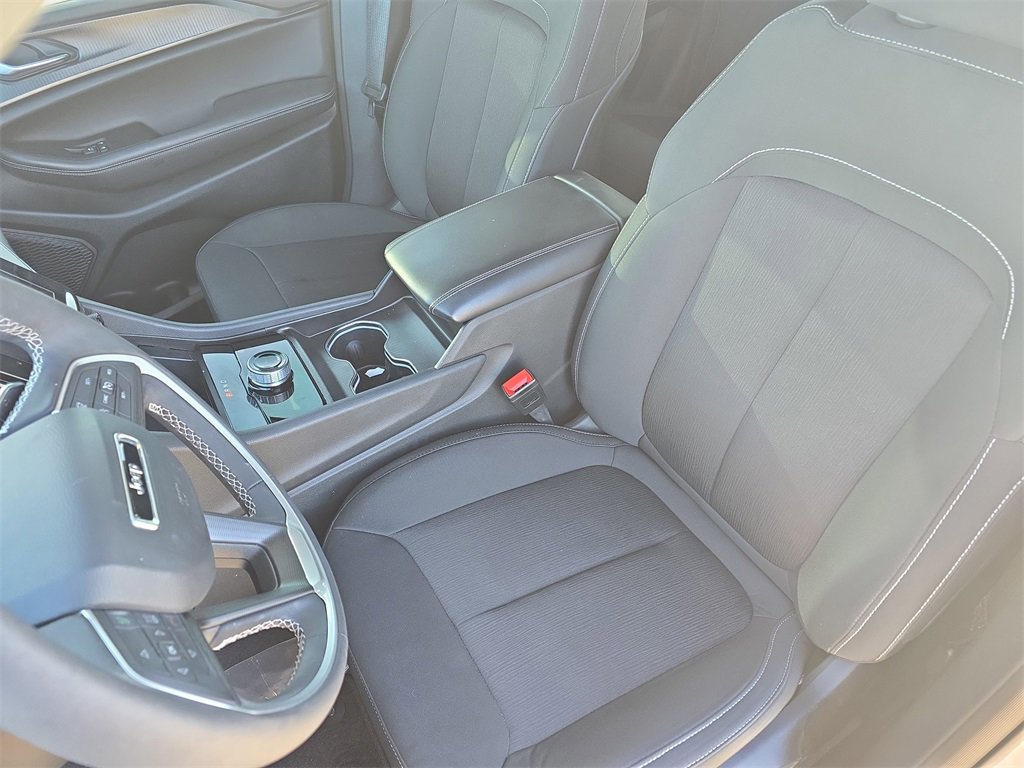 Used 2025 Jeep Grand Cherokee Laredo w/ Luxury Tech Group I image 15