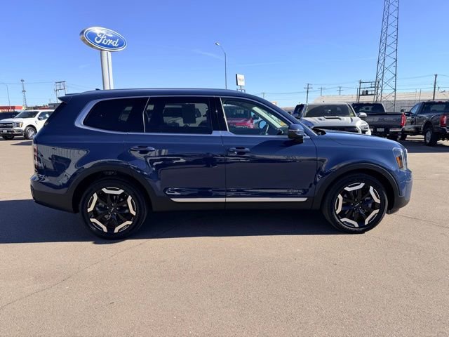 Used 2024 Kia Telluride EX w/ EX Captain's Chair Package image 2