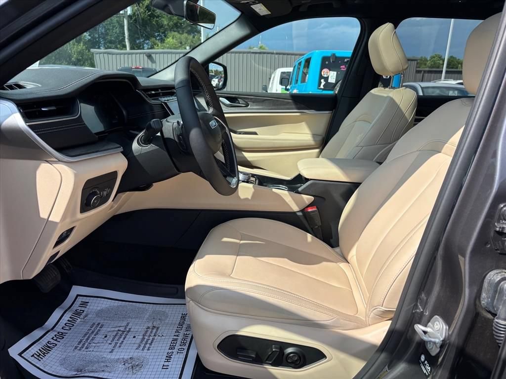 Used 2025 Jeep Grand Cherokee L Limited AWD/4WD image 12