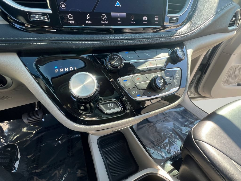 Used 2024 Chrysler Pacifica Limited FWD image 20