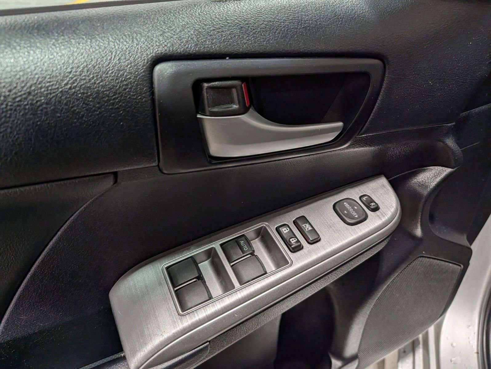 Used 2013 Toyota Camry SE image 19