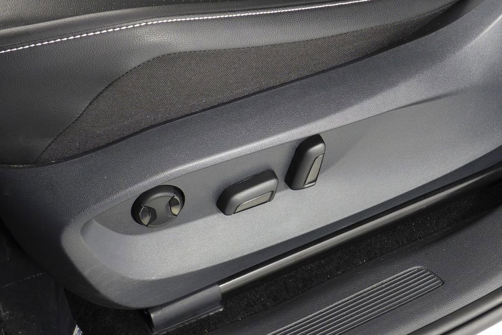 Used 2024 Volkswagen Tiguan SE w/ Panoramic Sunroof Package image 23