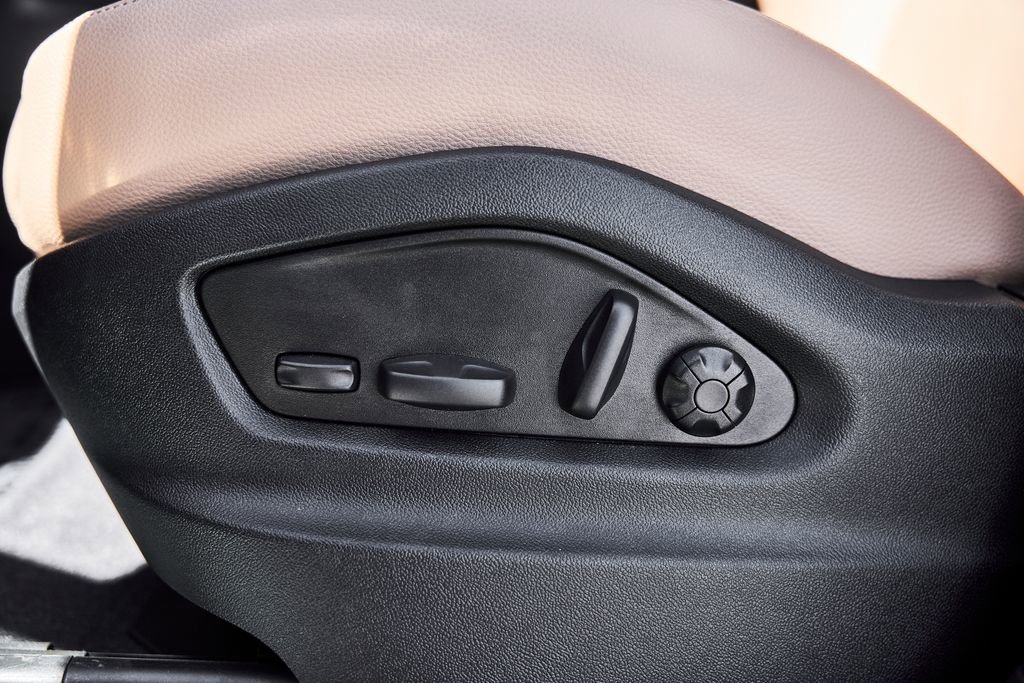 Used 2025 Porsche Cayenne image 34