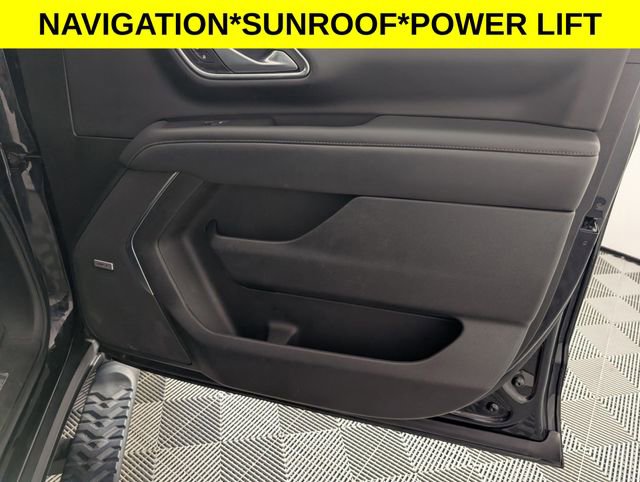 Used 2022 Chevrolet Suburban Z71 w/ Luxury Package image 36