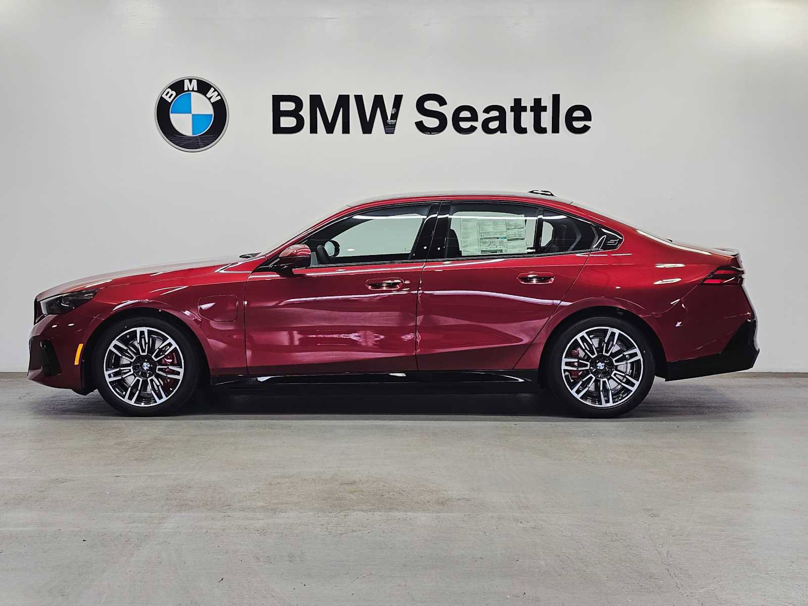 New 2026 BMW 550e xDrive w/ Premium Package image 3