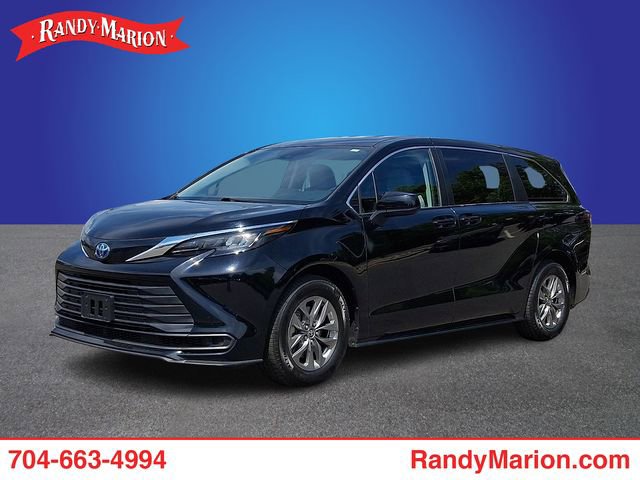 Used 2024 Toyota Sienna LE FWD image 1