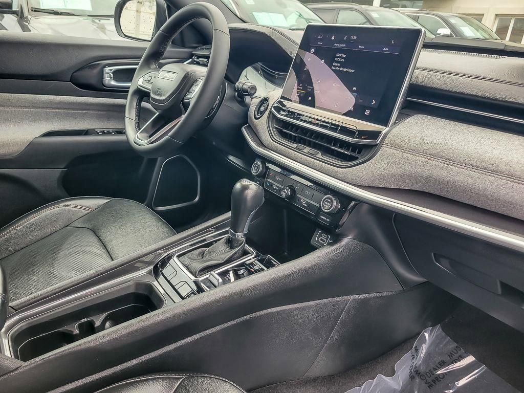 Used 2023 Jeep Compass Latitude image 23