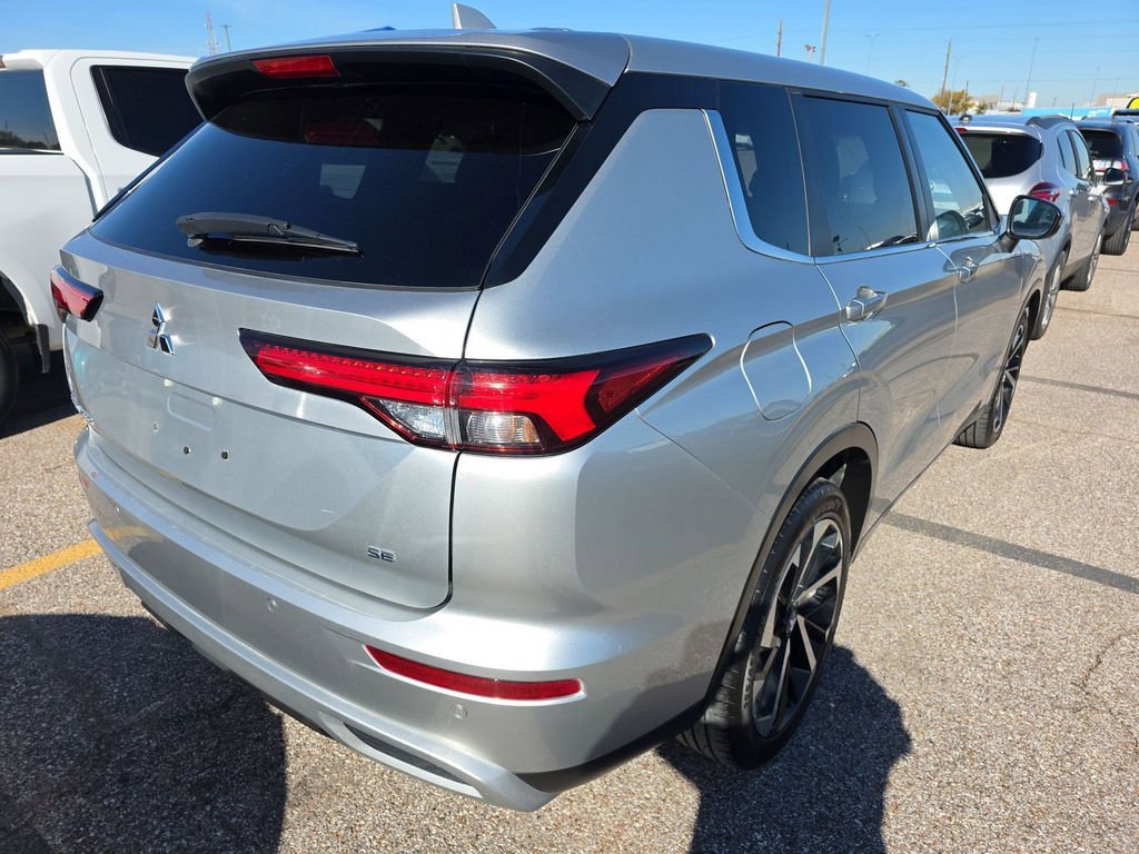 Used 2024 Mitsubishi Outlander SE image 2