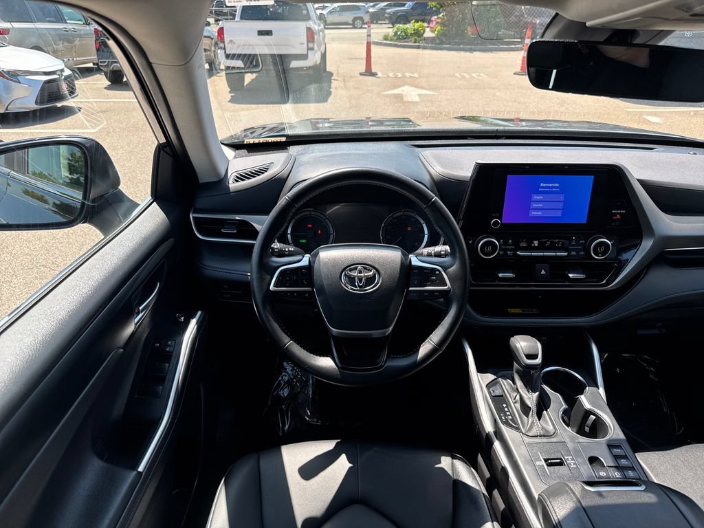 Used 2025 Toyota Highlander XLE AWD/4WD image 14