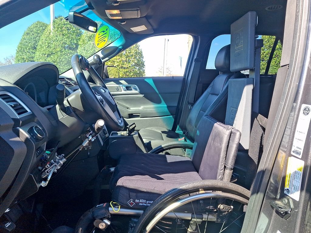 Used 2015 Ford Explorer XLT w/ Equipment Group 202B FWD image 12