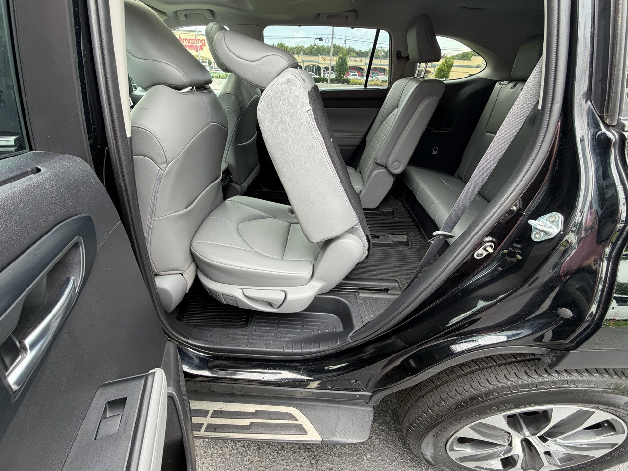 Used 2021 Toyota Highlander XLE image 29