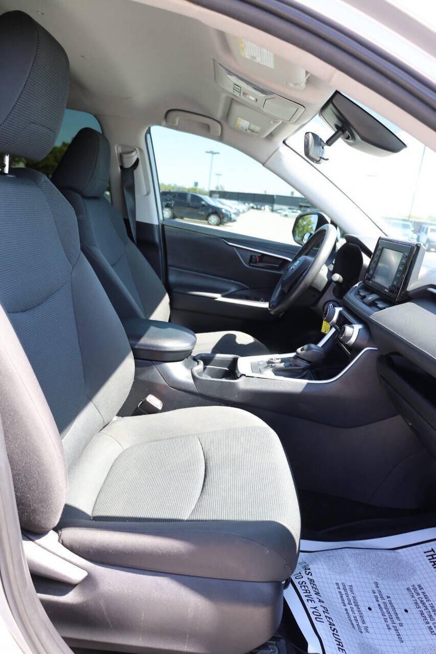 Used 2021 Toyota RAV4 LE AWD/4WD image 15