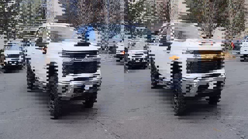 Used 2024 Chevrolet Silverado 2500 LT image 3