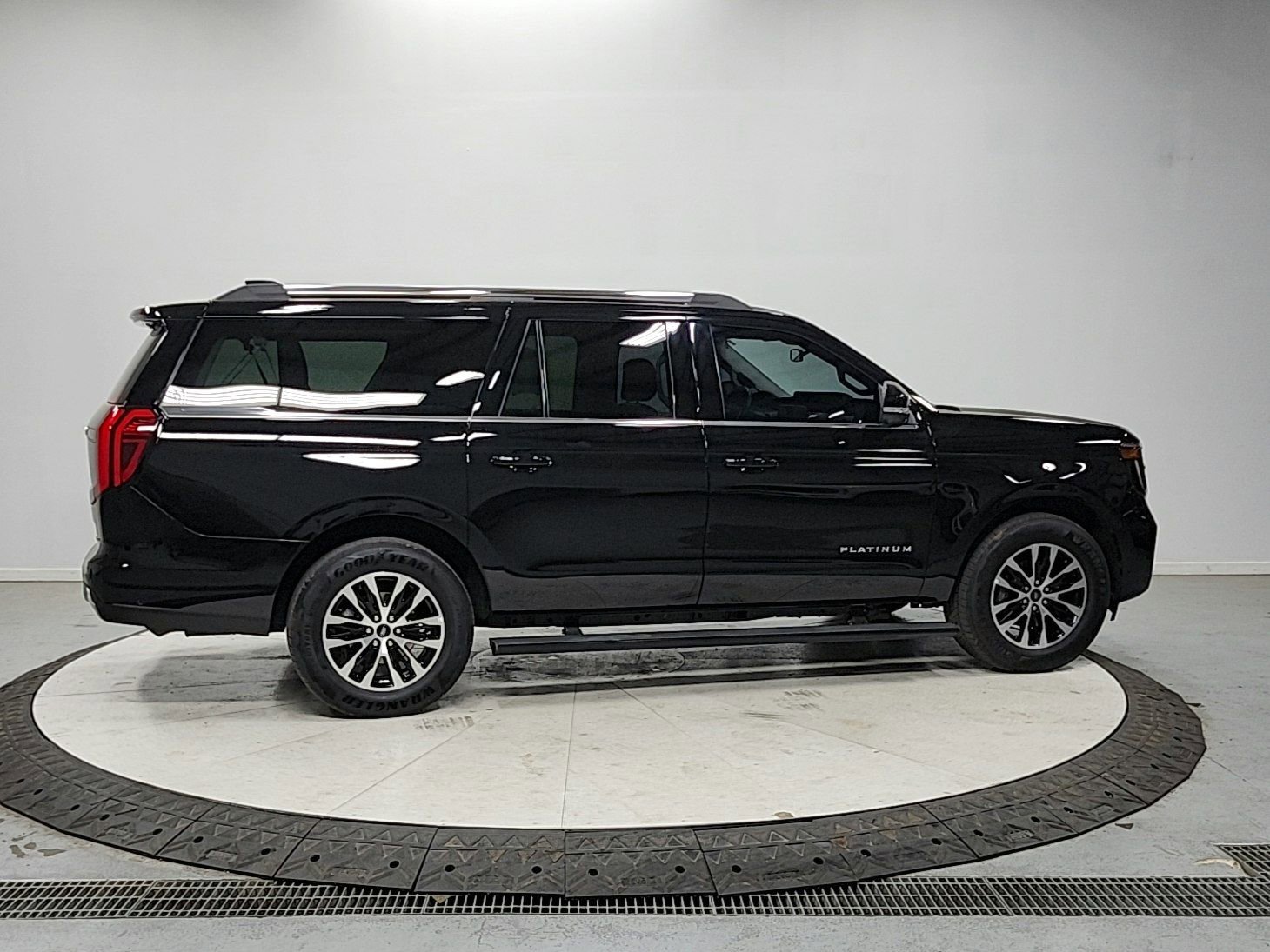 Used 2025 Ford Expedition Max Platinum image 8