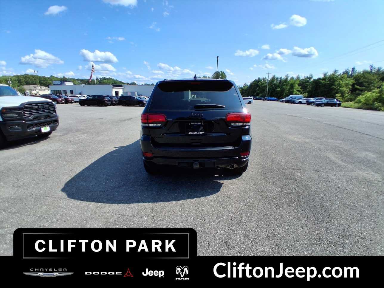 Used 2021 Jeep Grand Cherokee Laredo X AWD/4WD image 4