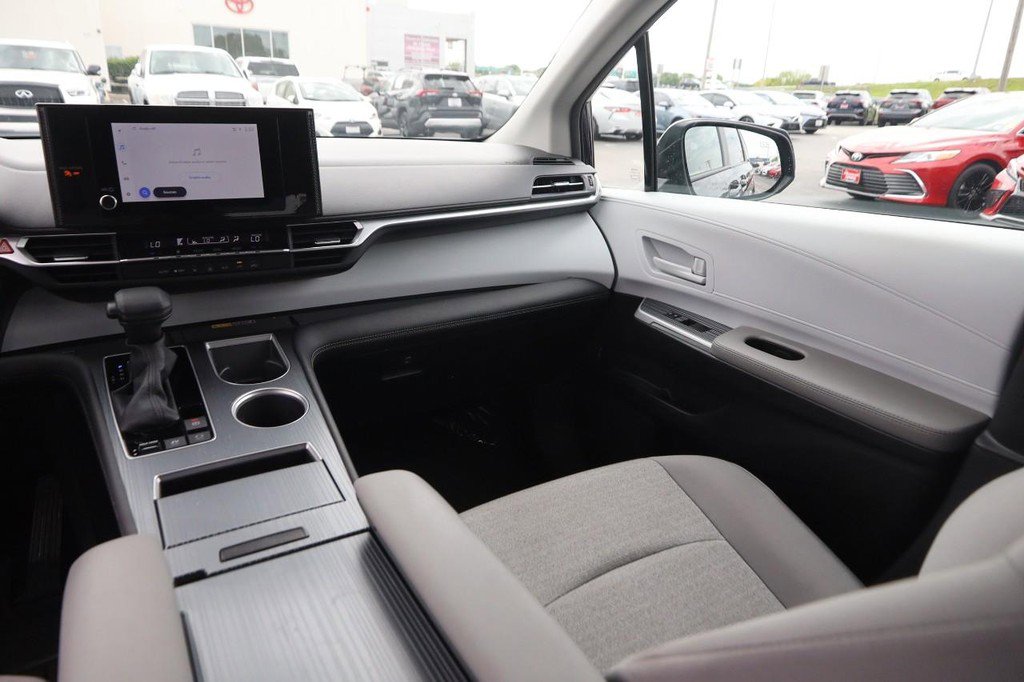 Used 2025 Toyota Sienna LE AWD/4WD image 28