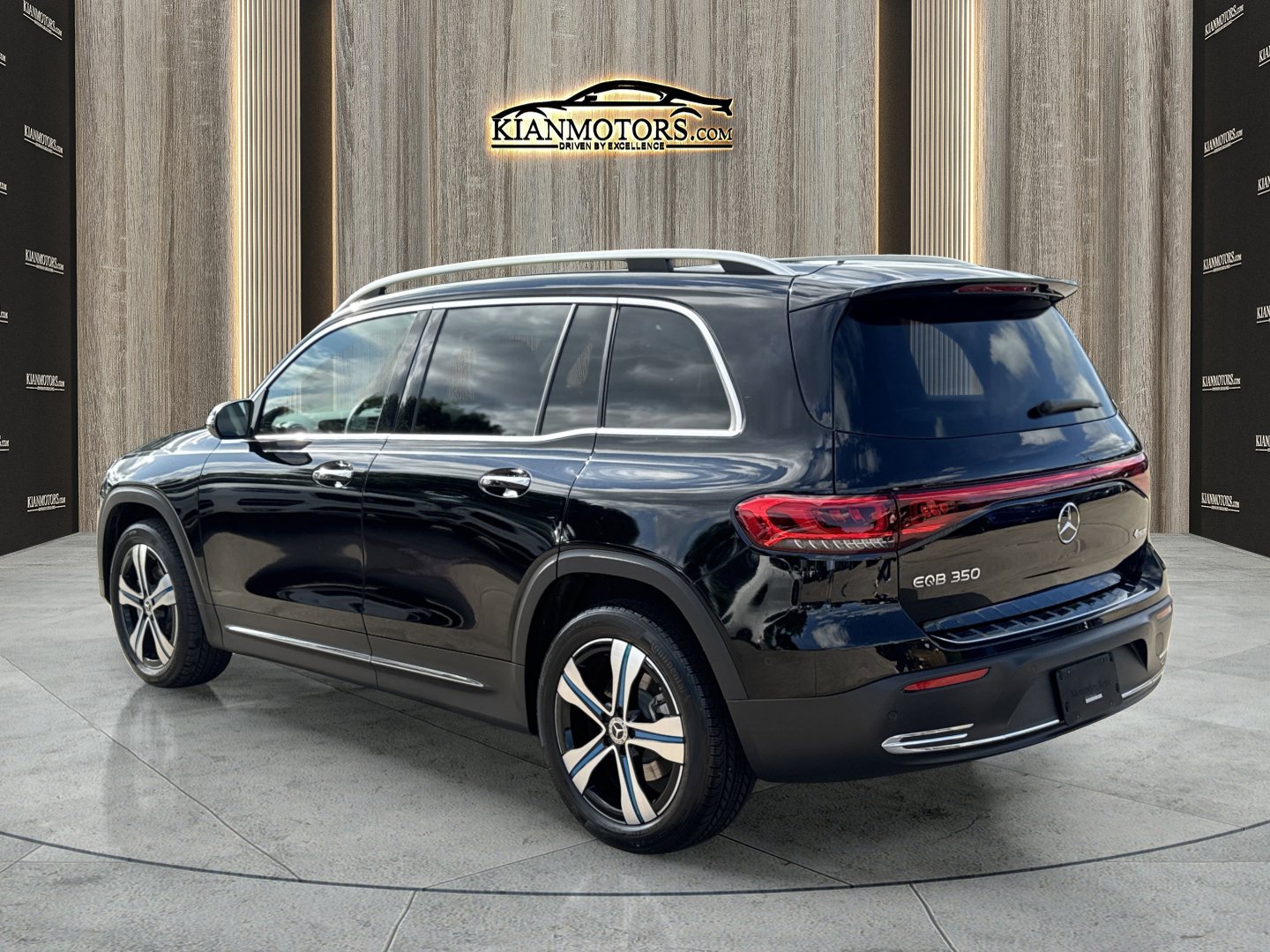 Used 2023 Mercedes-Benz EQB 350 4MATIC SUV w/ Exclusive Package image 5