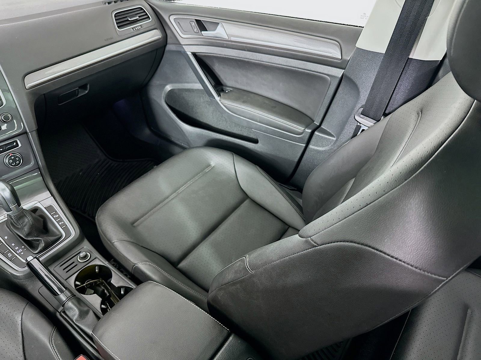 Used 2017 Volkswagen Golf Alltrack S image 25